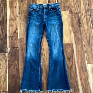 Mother The weekender fray in sweet and sassy wash. Size 27.